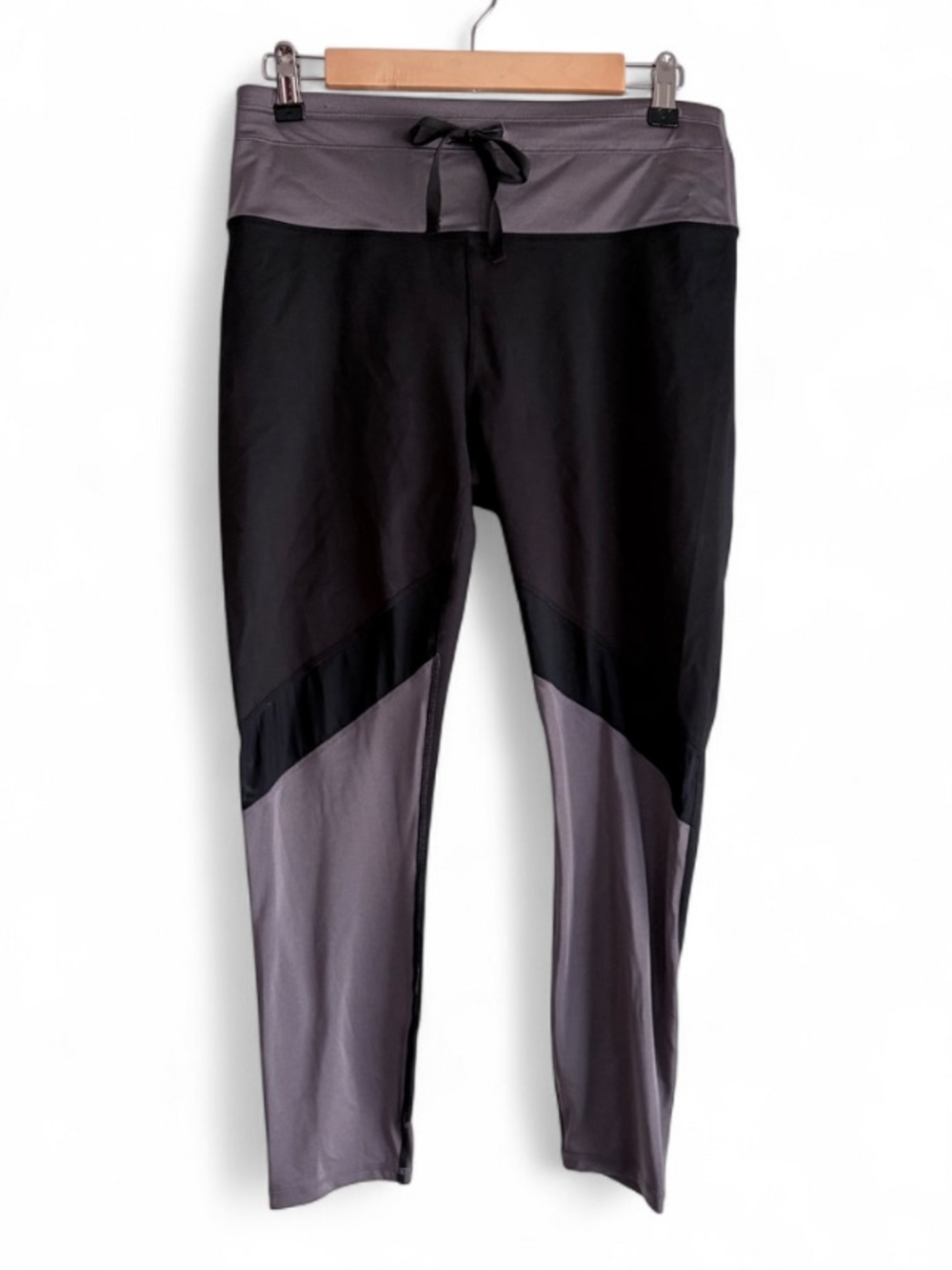 NWT Fabletics High Waisted Statement Powerhold Black Gray Capri Leggings Size L